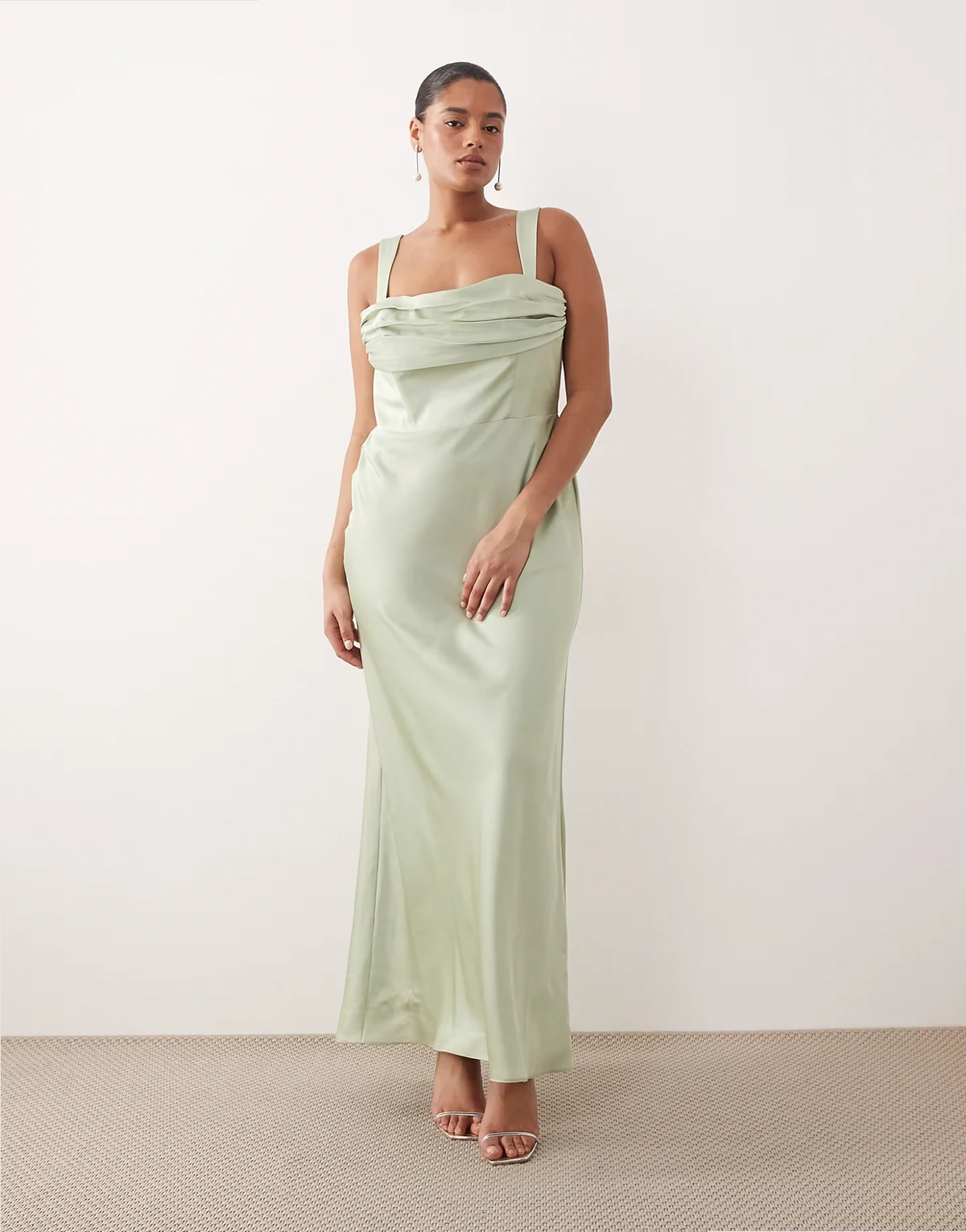 ASOS DESIGN Curve Bridesmaids – Szałwiowozielona satynowa sukienka maxi z drapowanym biustem i kolumnową spódnicą