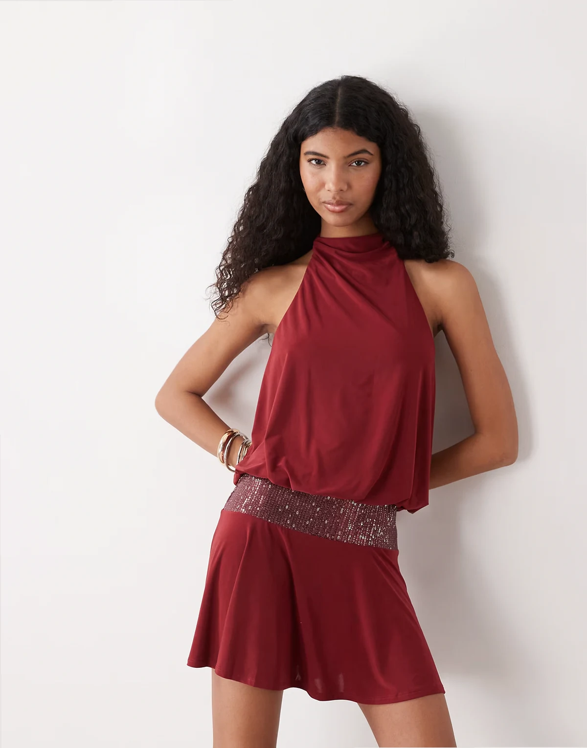 – Neckholder-Minikleid in Burgunderrot mit Spitzen-Taillenbund