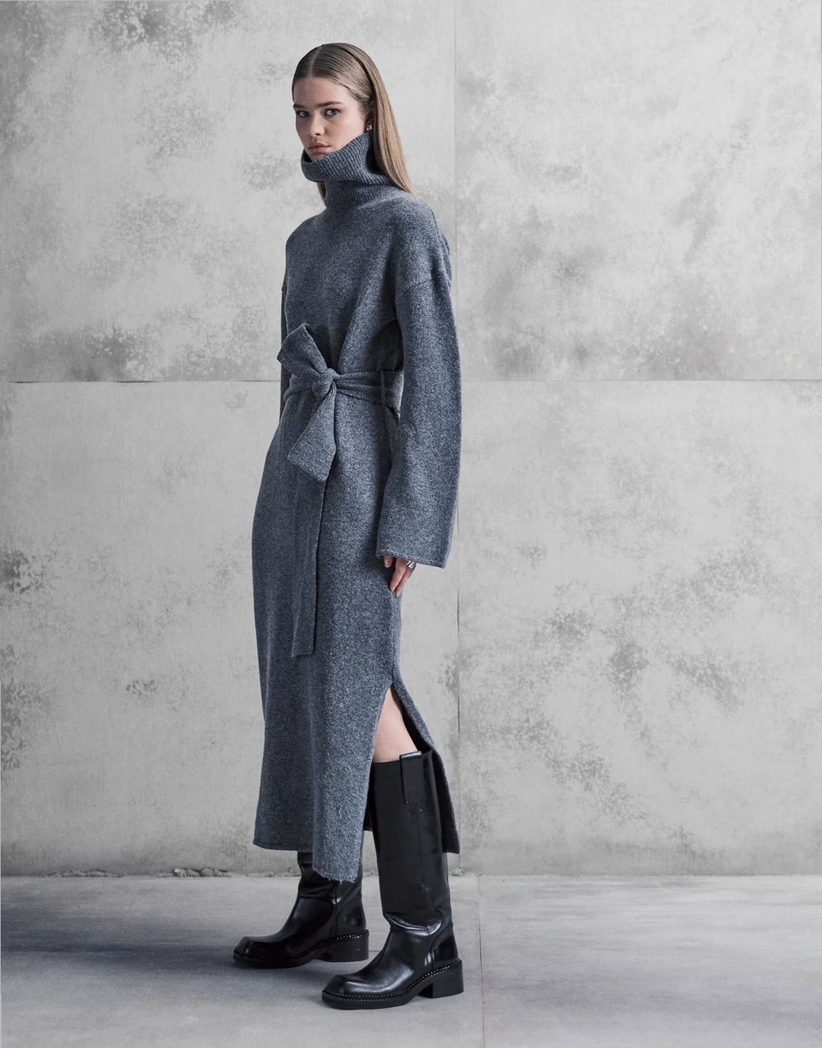 – Grafitowoszara dzianinowa sukienka midi