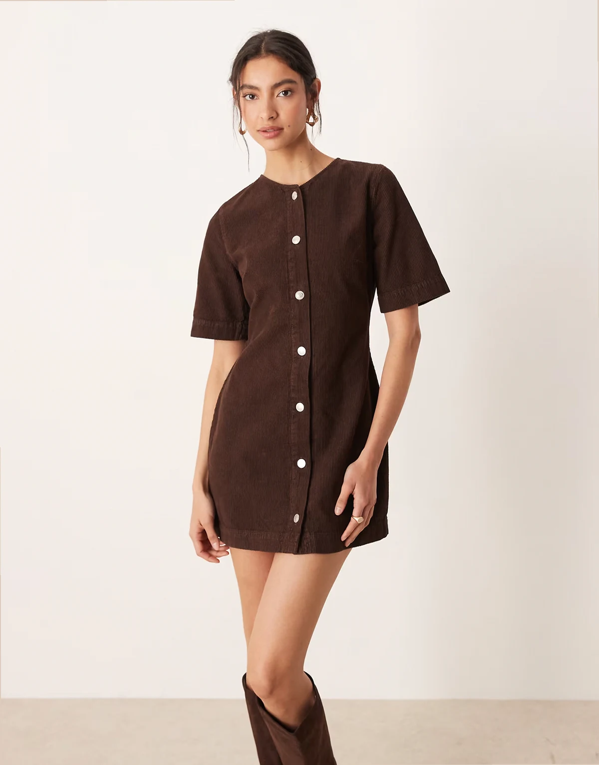 – Minikleid aus Cord in Schokobraun mit durchgehender Knopfleiste