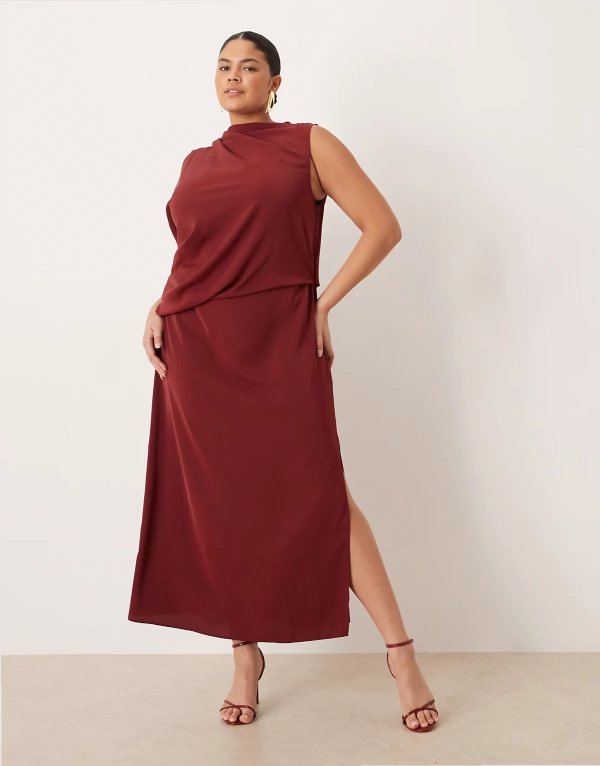 ASOS DESIGN Curve – Przylegająca bordowa sukienka z jednym rękawem i drapowaniem