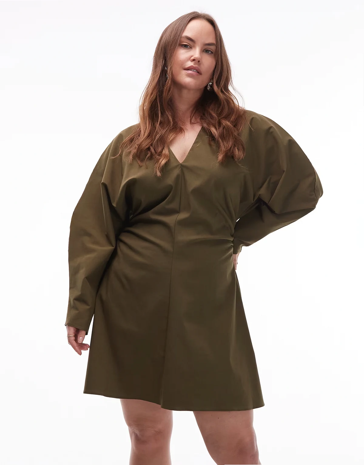 ASOS DESIGN Curve – Oliwkowa sukienka mini z dekoltem w szpic i marszczeniami z bengaliny