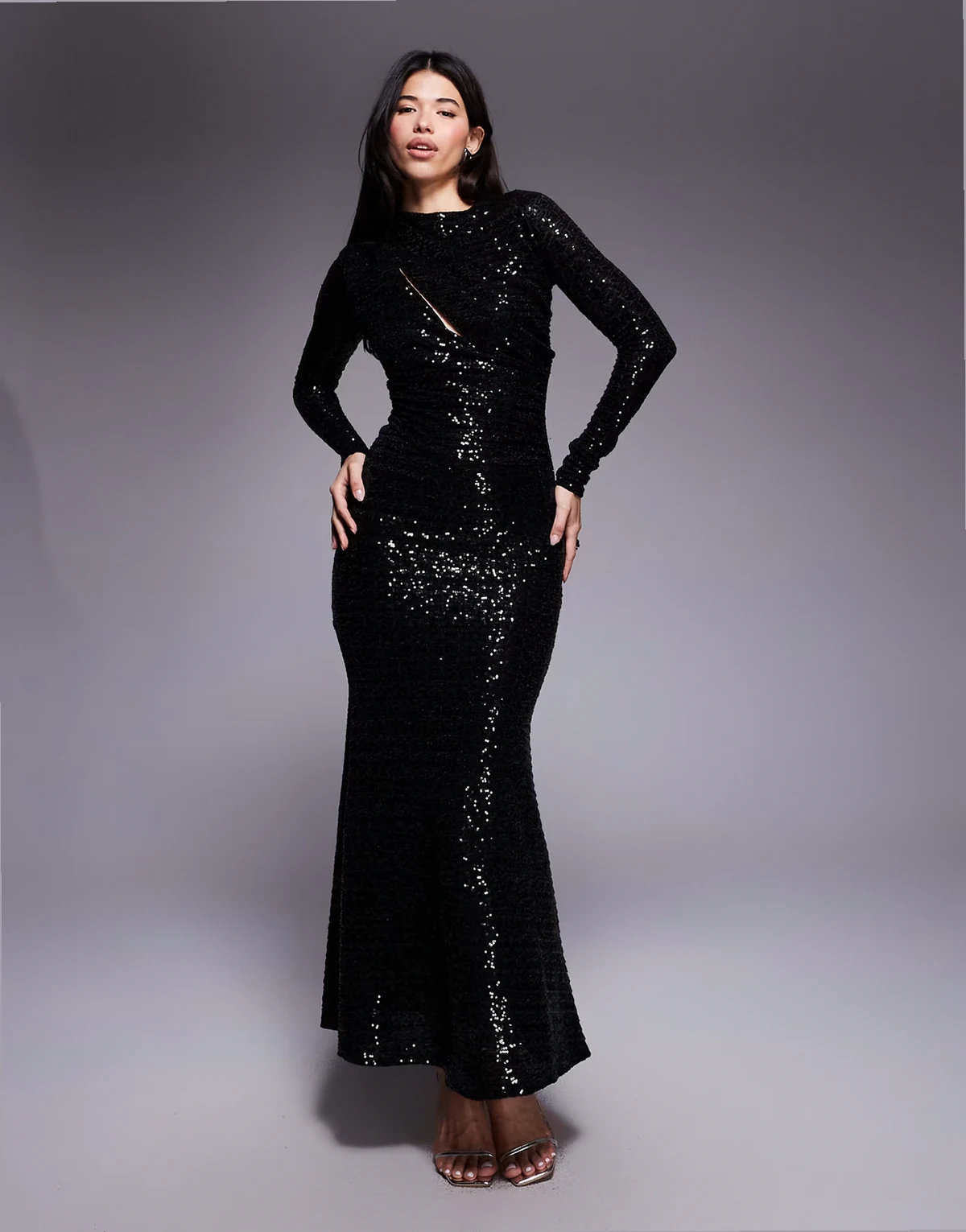 – Drapiertes Maxikleid in Schwarz mit Pailletten und Schlitz vorn