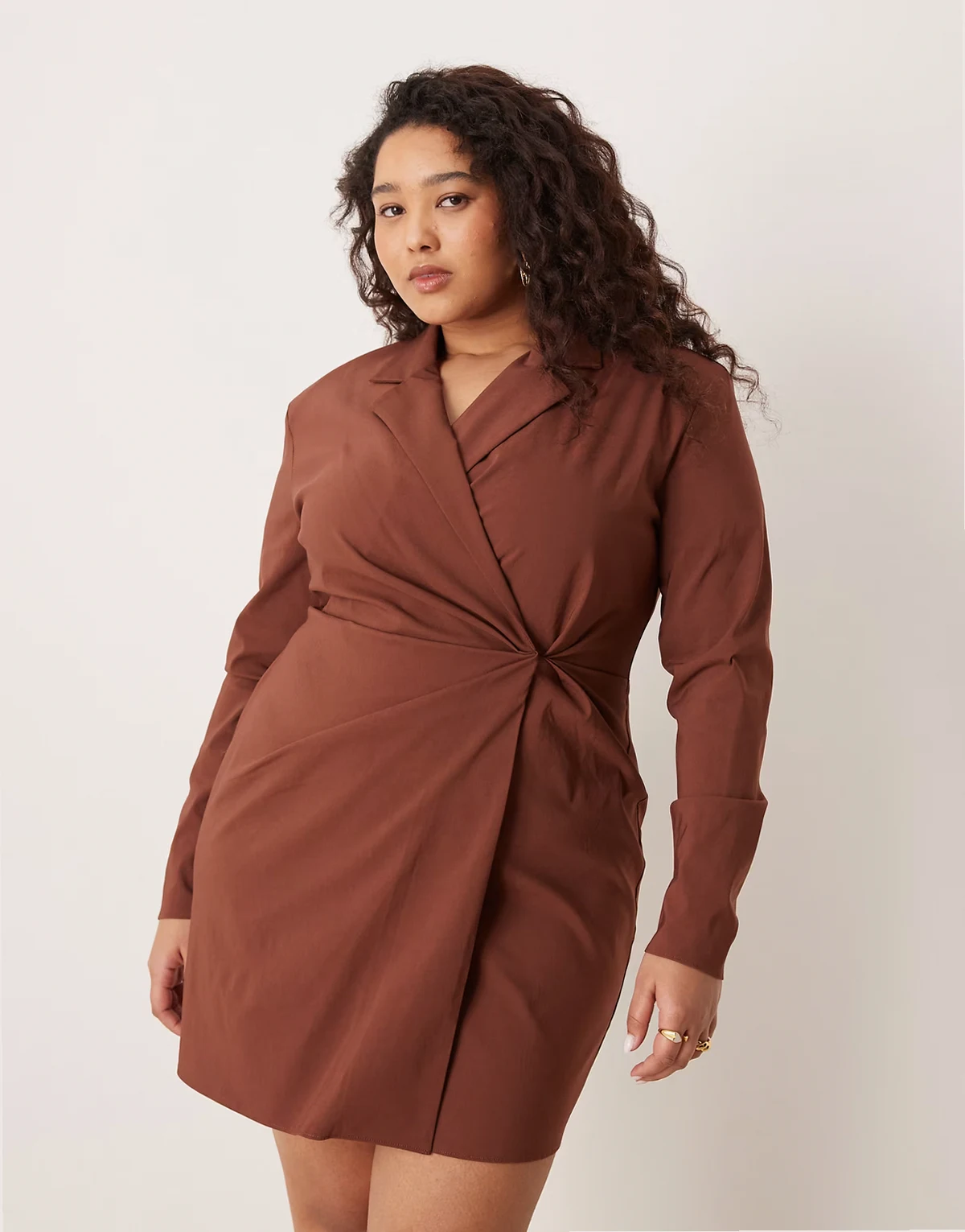 ASOS DESIGN Curve – Czekoladowobrązowa marynarkowa sukienka mini z podkreśloną talią