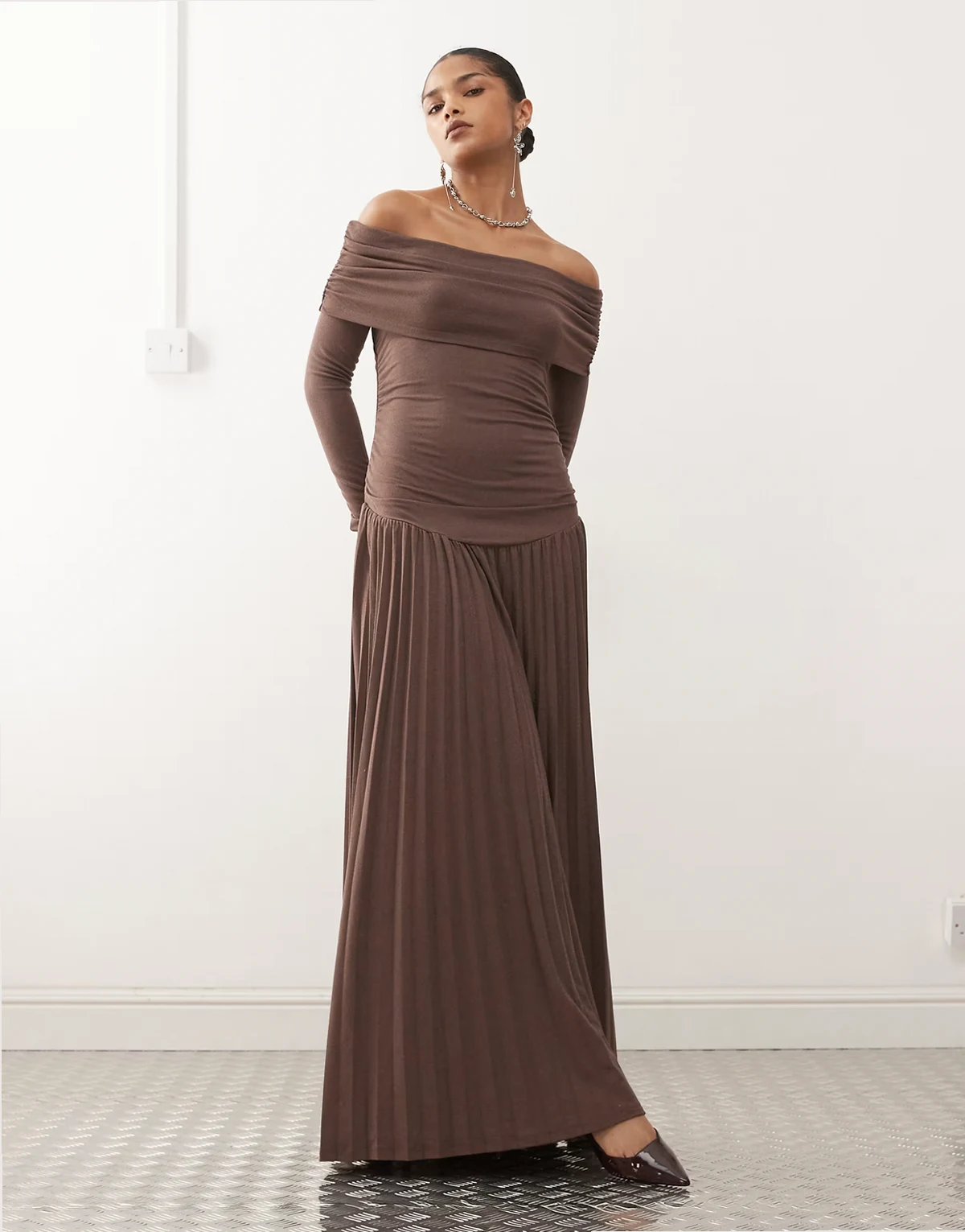 – Field of Dreams – Czekoladowobrązowa plisowana sukienka maxi z marszczonym i wywijanym dekoltem bardot, długimi rękawami i obniżoną talią