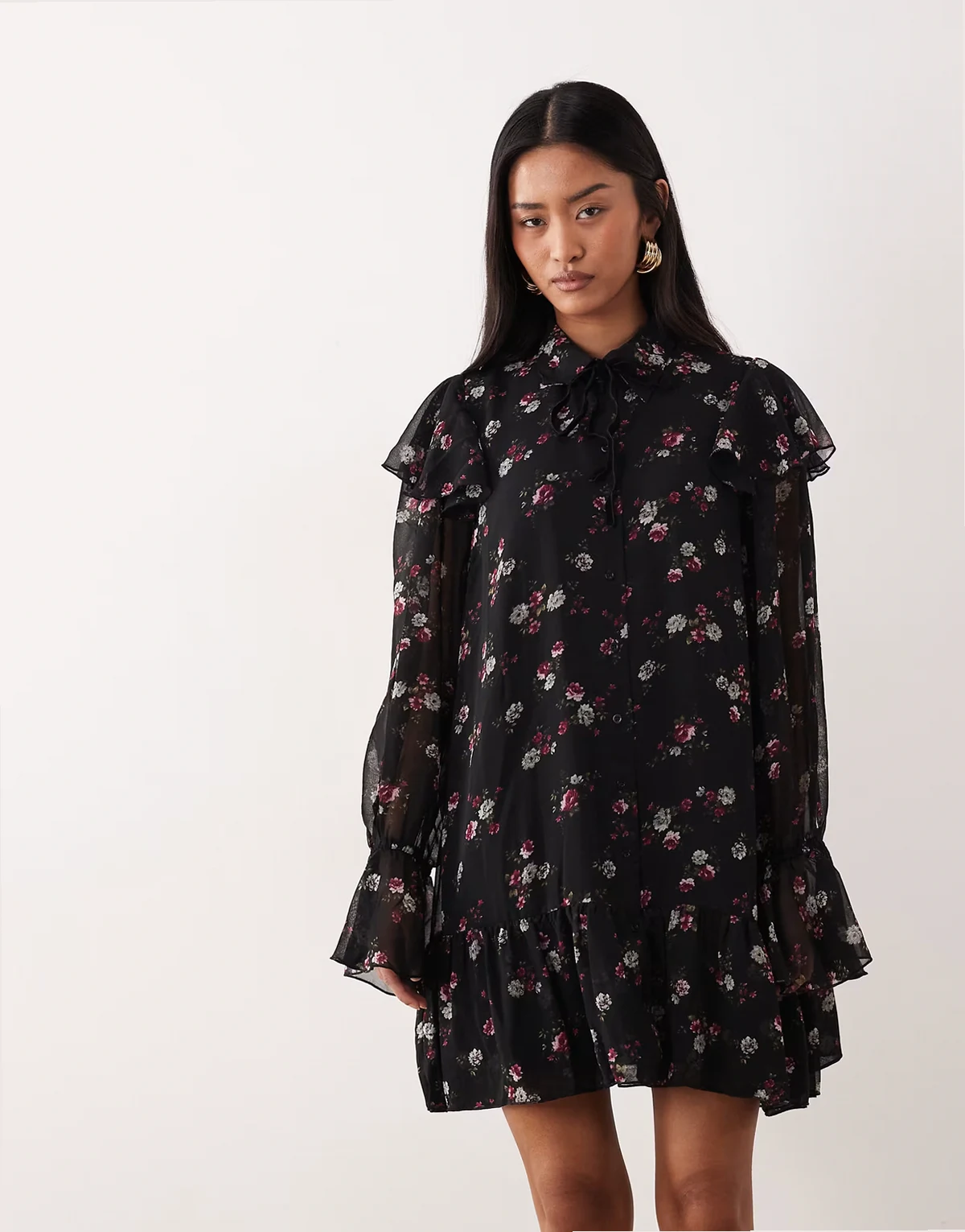 – Chiffon-Minikleid in Schwarz mit Blumenmuster und Rüschenbesatz