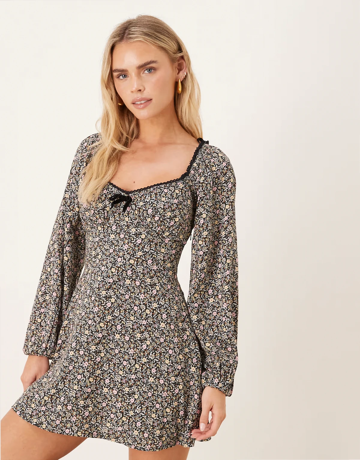 – Lillie – Minikleid in Schwarz geblümt mit geraffter Brustpartie