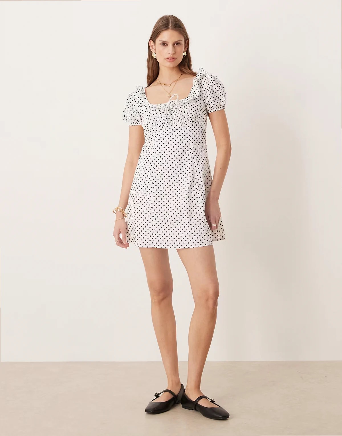 – Babydoll-Minikleid mit Schnürung am Ausschnitt und Punktemuster