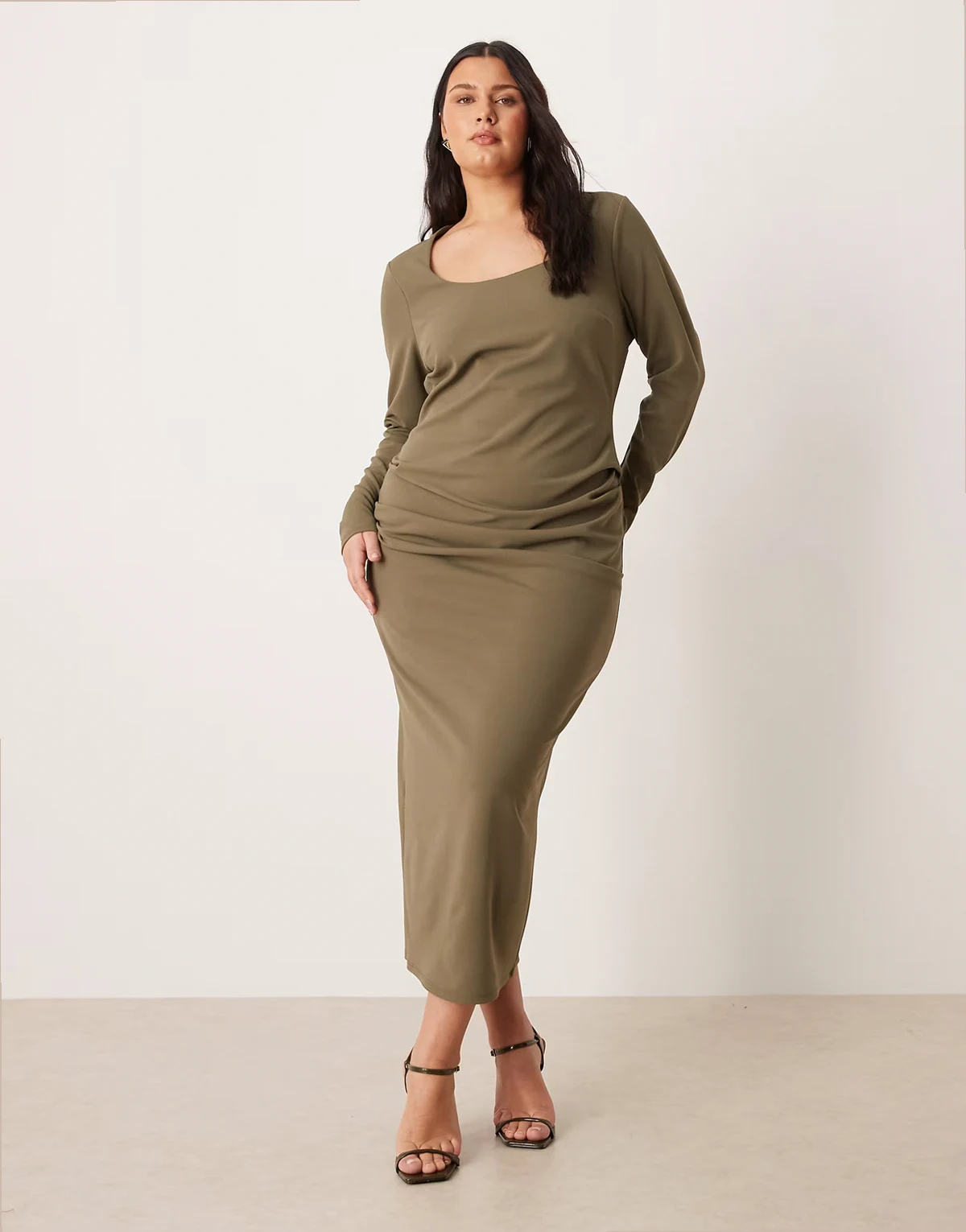 ASOS DESIGN Curve – Sukienka midi z długimi rękawami i dekoltem w kształcie litery U w kolorze khaki