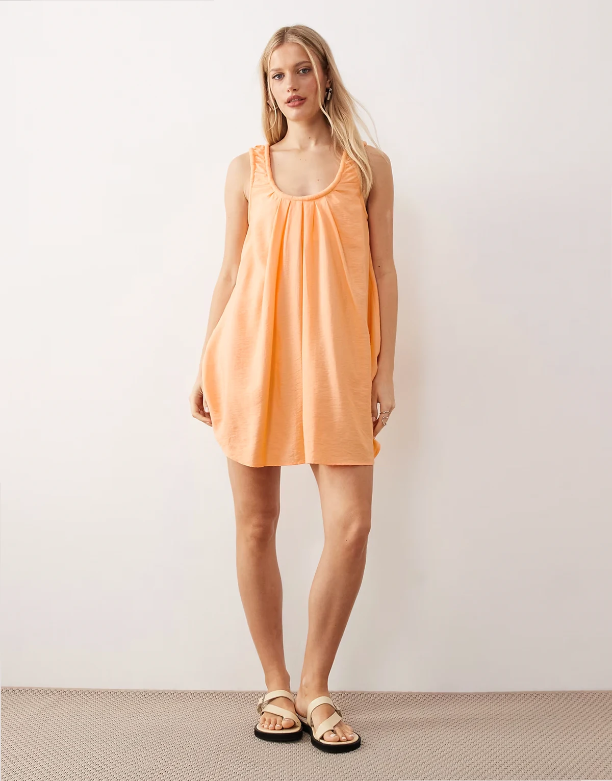 – Sommerkleid in Minilänge aus Funktionsmaterial in Orange Spritz mit gerafftem U-Ausschnitt