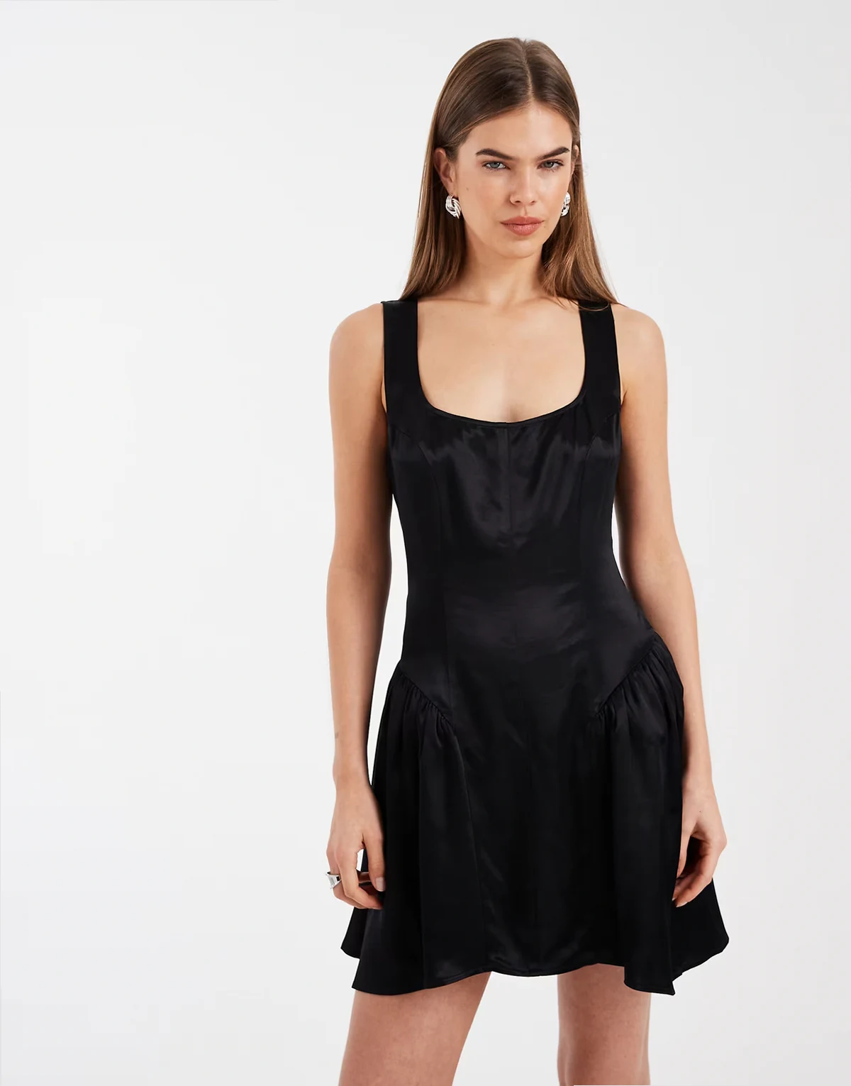 – Satin-Minikleid in Schwarz mit eckigem Ausschnitt und Korsettdetail