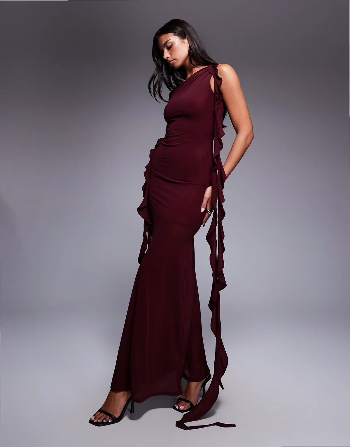 – Maxikleid aus Stretch-Chiffon in Maulbeere mit Zierausschnitten und Rüschendetails