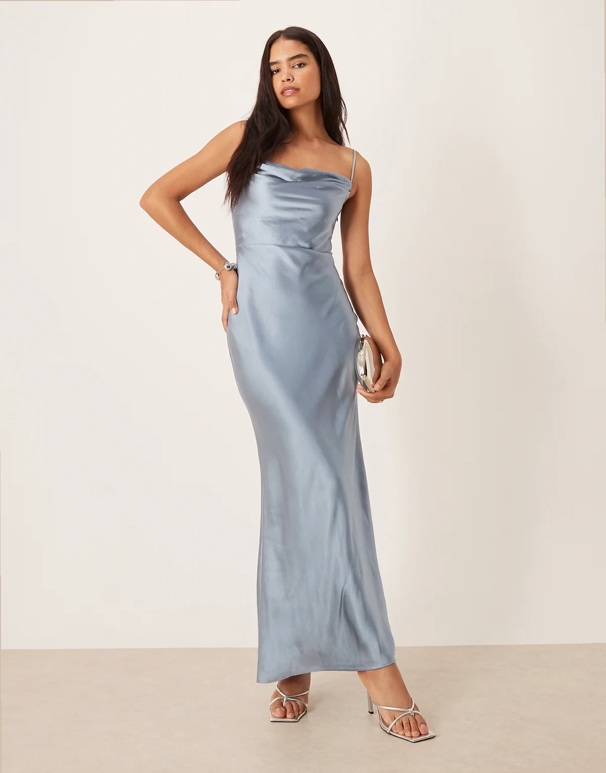 Bridesmaid – Keisha – Jasnoniebieska satynowa sukienka maxi z drapowanym dekoltem