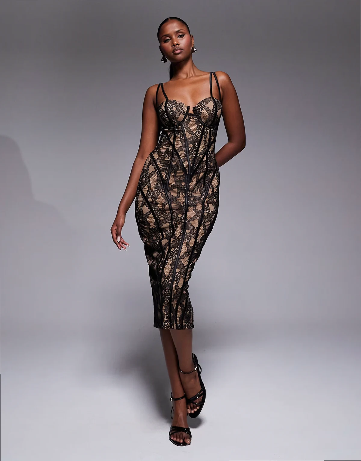 – Katerina – Czarna kontrastowa sukienka midi z łączonych elementów