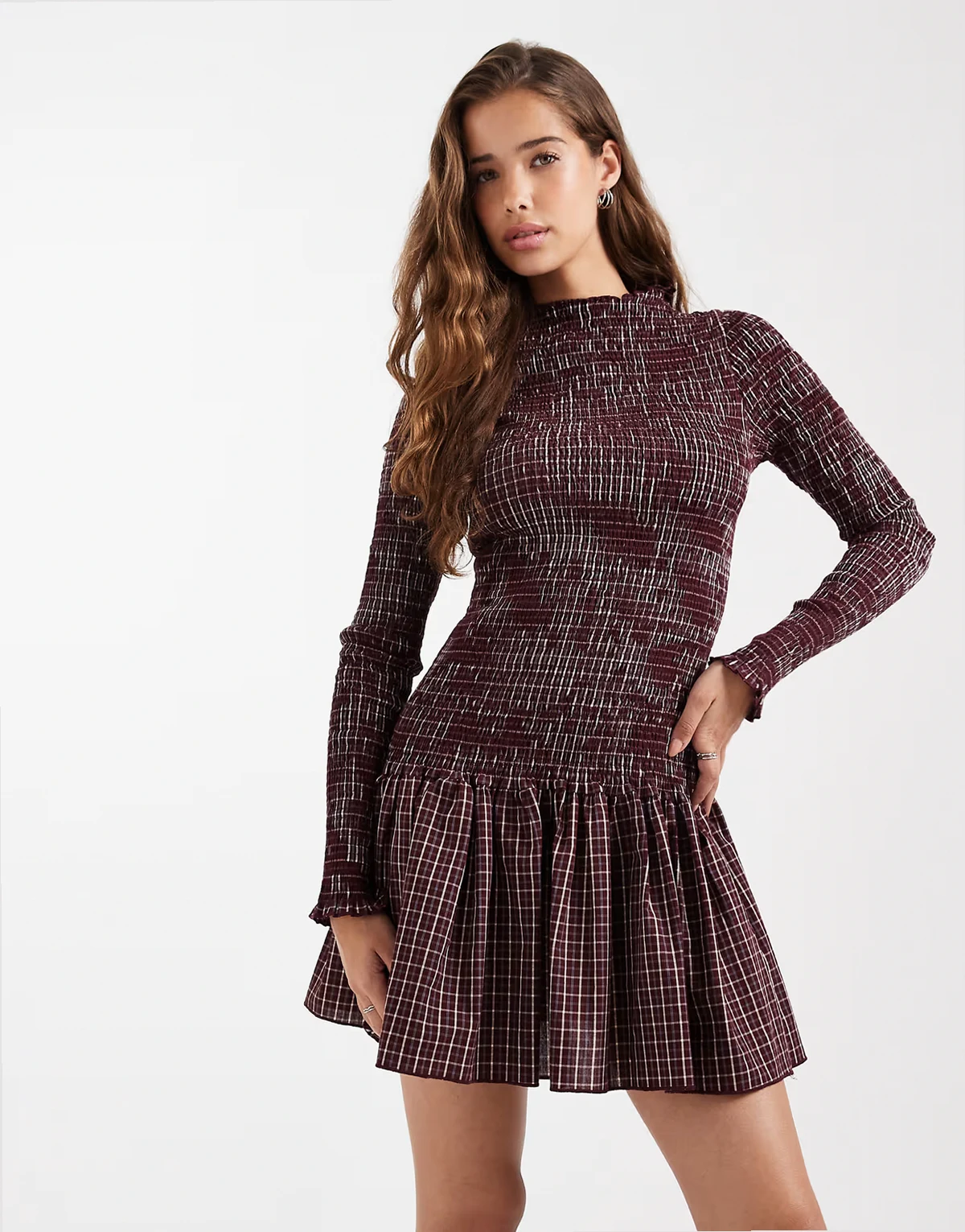 – Sukienka mini w bordową kratkę z marszczeniem i obniżonym stanem