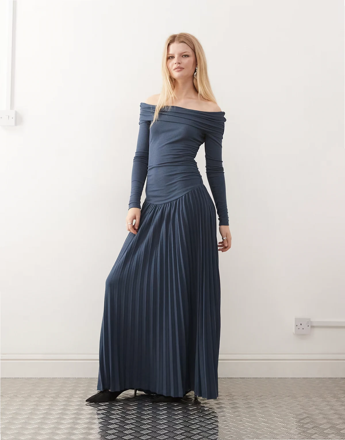 – Field of Dreams – Granatowa plisowana sukienka maxi z marszczonym i wywijanym dekoltem bardot, długimi rękawami i obniżoną talią