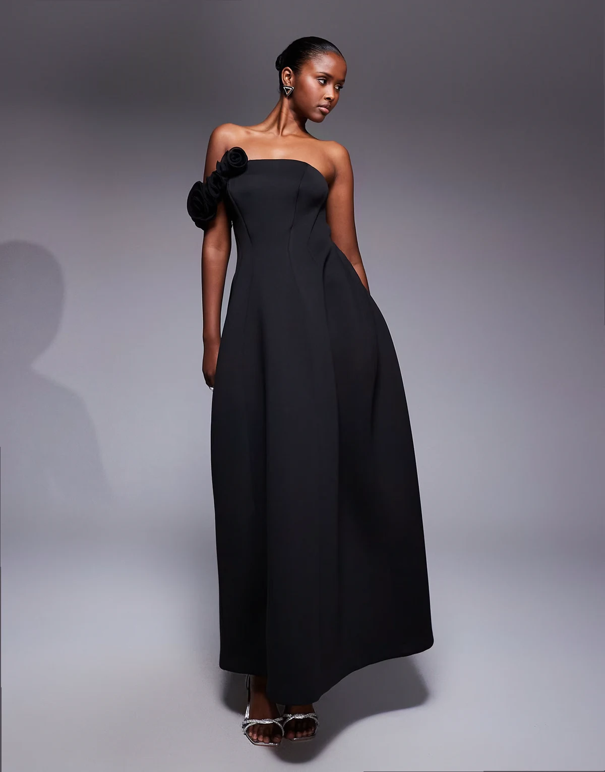 – Trägerloses Maxikleid aus neoprenartigem Stoff in Schwarz mit Blumendetail
