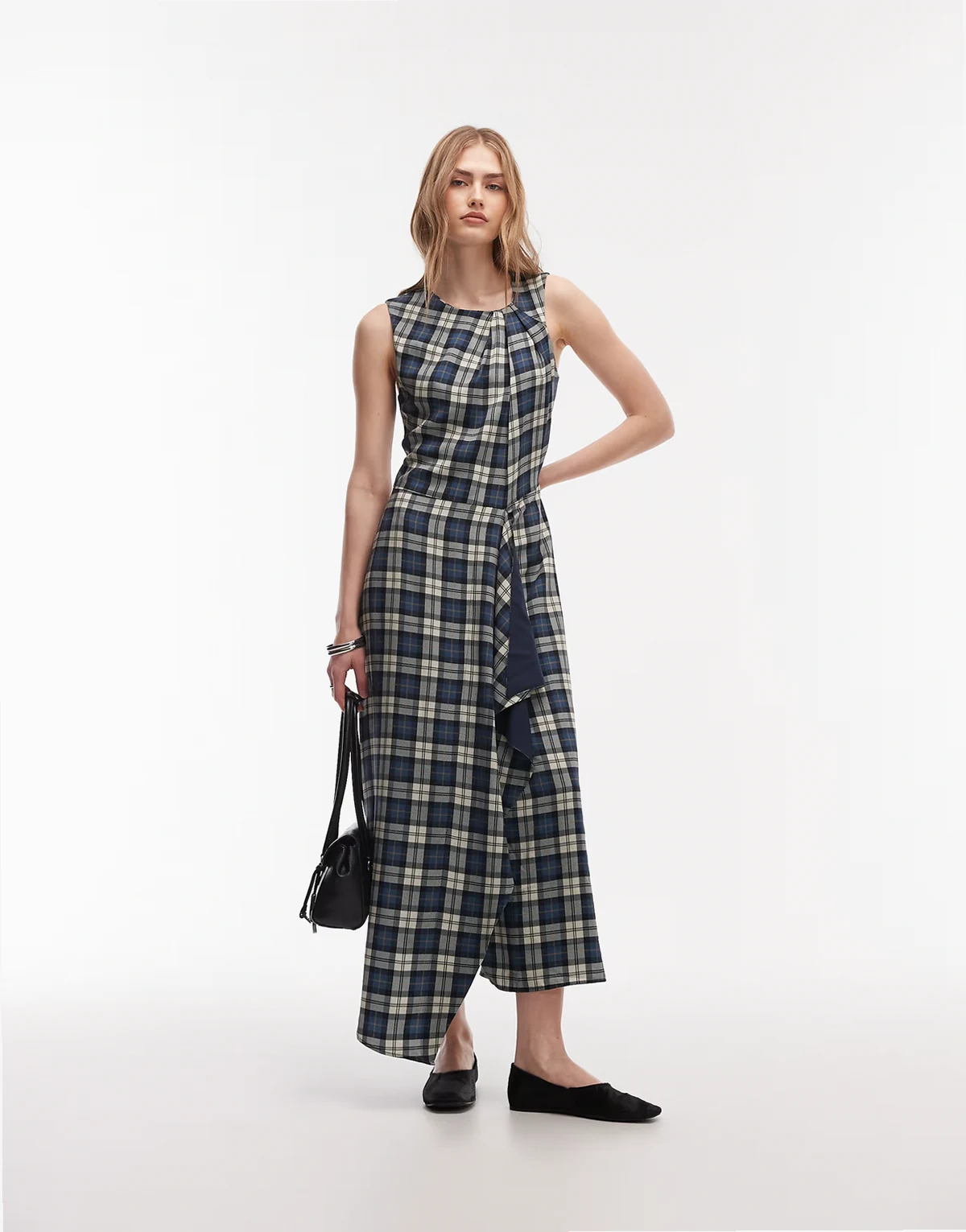 – Asymmetrisches Midikleid in Blau kariert mit verdrehtem Detail