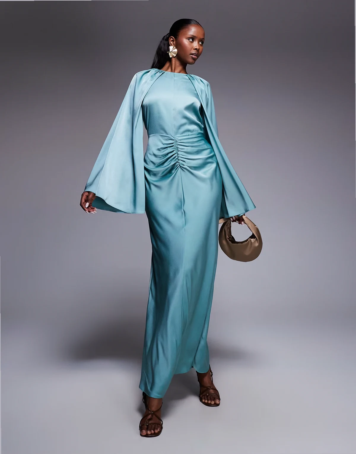 – Langärmliges Maxikleid aus Satin in Blassblau mit Rock mit mittiger Raffung