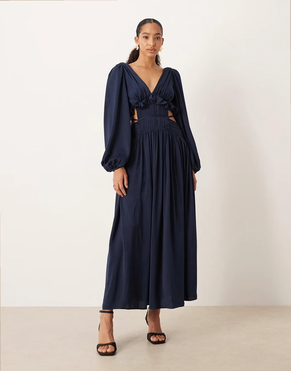 – Midaxi-Kleid aus Satin in Marineblau mit tiefem Ausschnitt und Cut-out