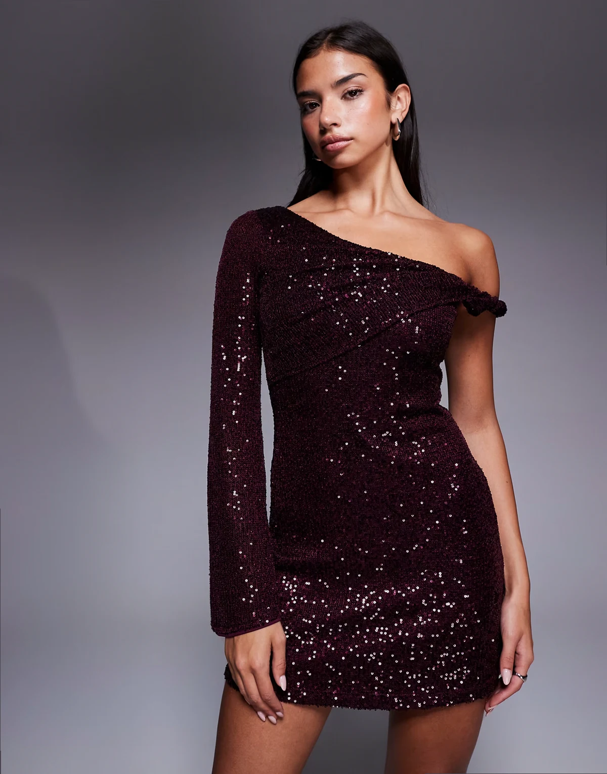 – One-Shoulder-Minikleid mit Pailletten und verdrehtem Detail in Burgunderrot