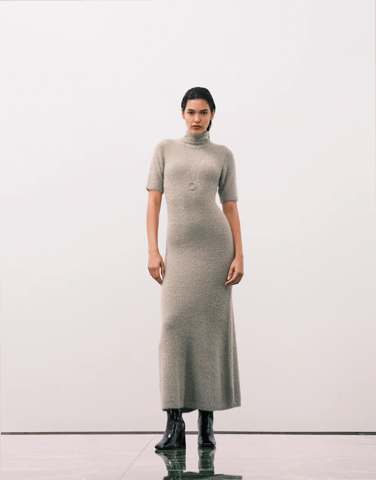 – Szałwiowa puszysta sukienka dzianinowa maxi z golfem i krótkimi rękawami