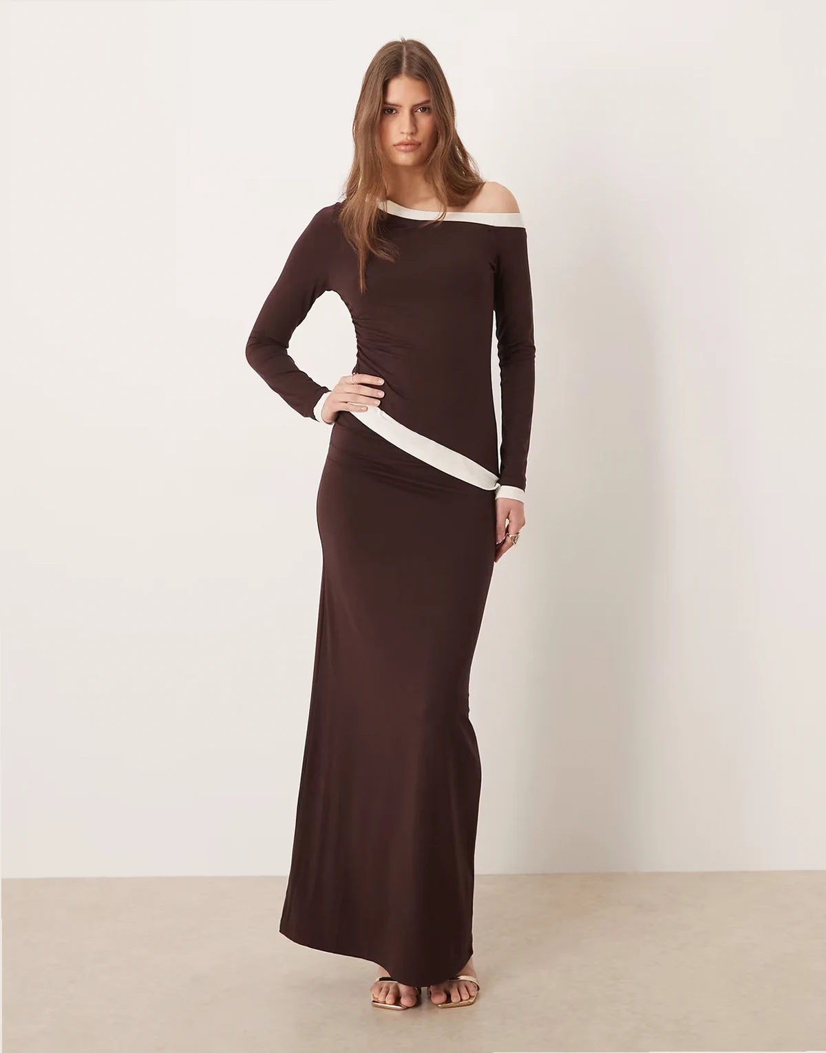 – Anschmiegsames, asymmetrisches Maxikleid in Schokobraun mit doppellagigem Detail