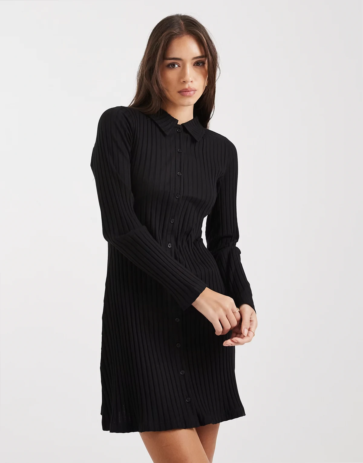 – Geripptes Minikleid in Schwarz mit Polokragen und durchgehender Knopfleiste