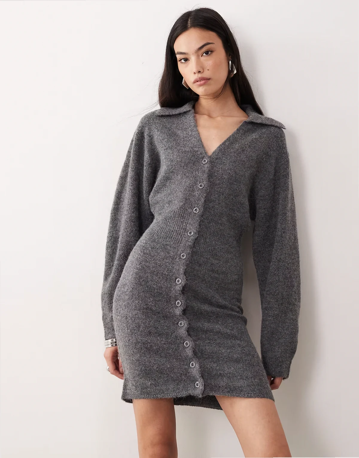 – Langärmliges Mini-Strickkleid in Dunkelgrau meliert mit Knopfleiste