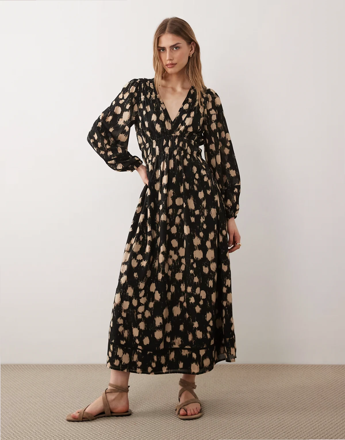 – Langärmliges Midaxikleid in Schwarz mit verschwommenem Punktemuster
