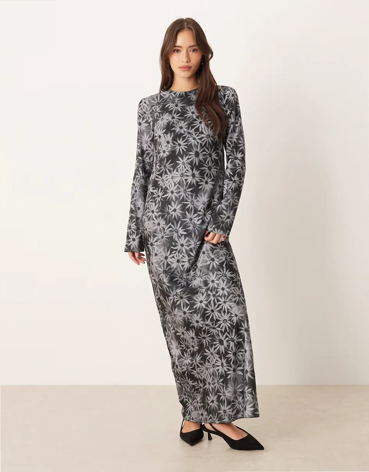 – Maxi-Schlupfkleid aus mattem Satin in Schwarz und Weiß mit Ziernaht und Blumenmuster
