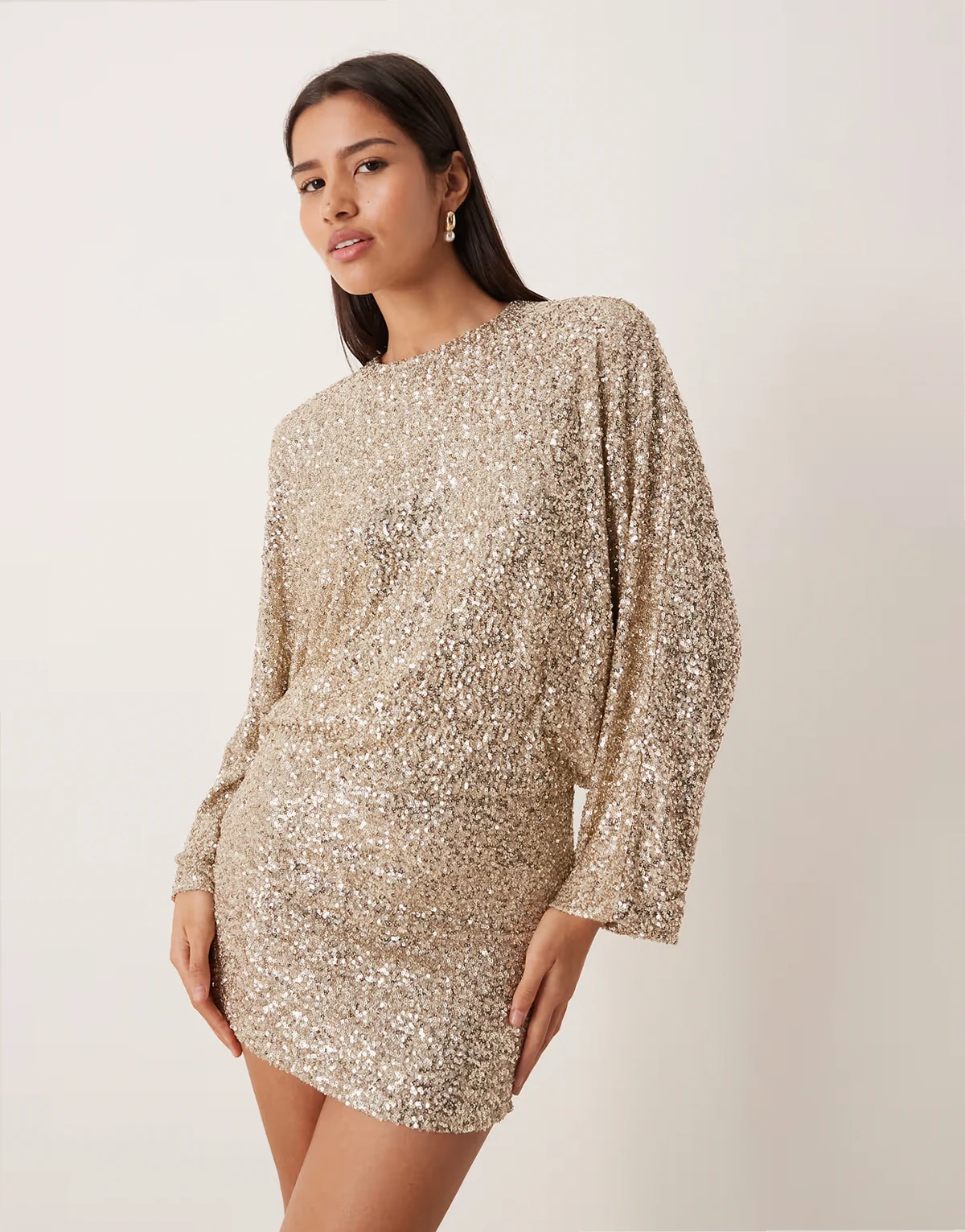 – Langärmliges Pailletten-Minikleid in Gold mit Rückenausschnitt