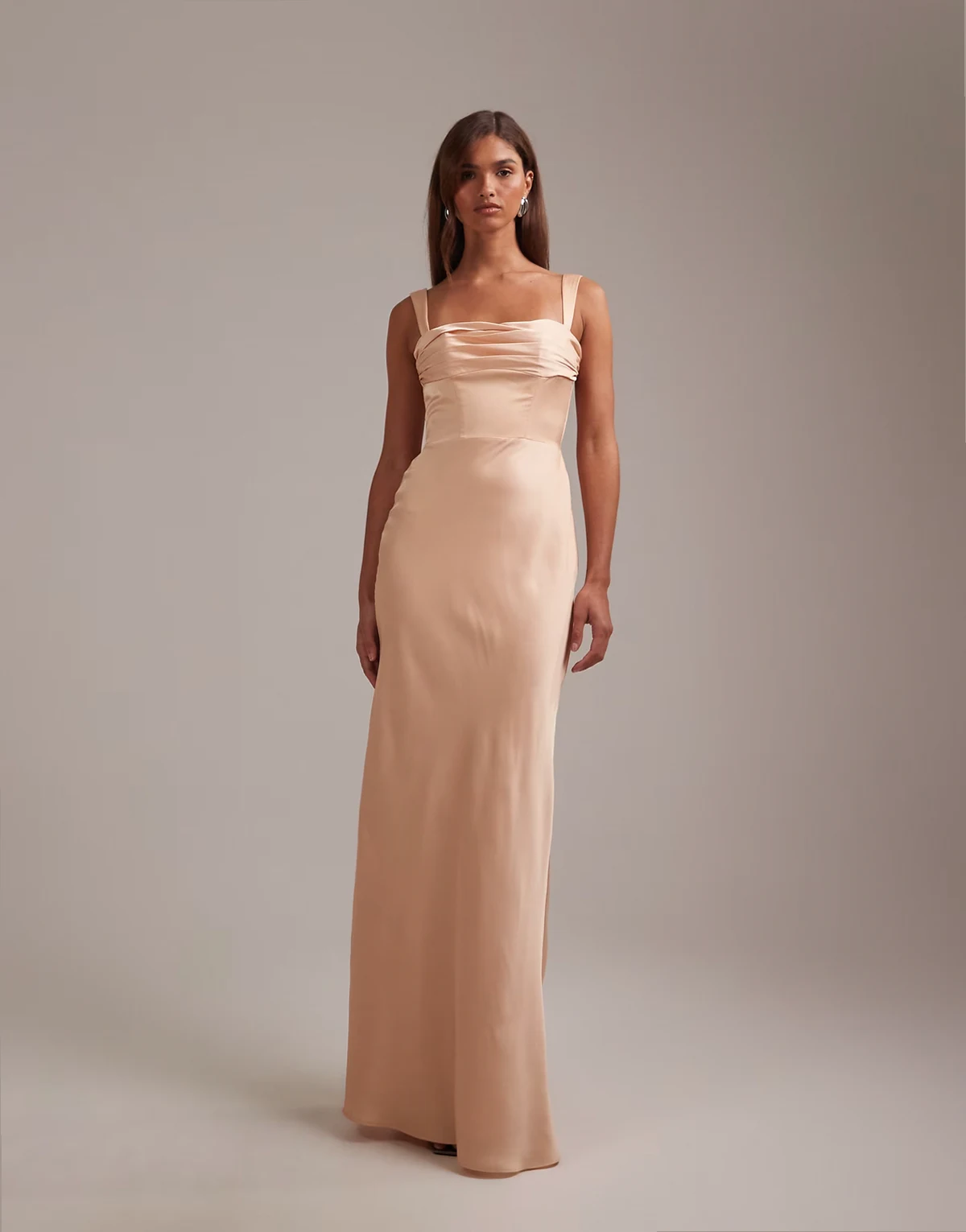 Bridesmaids – Morelowa satynowa sukienka maxi z drapowaną górą i kolumnową spódnicą