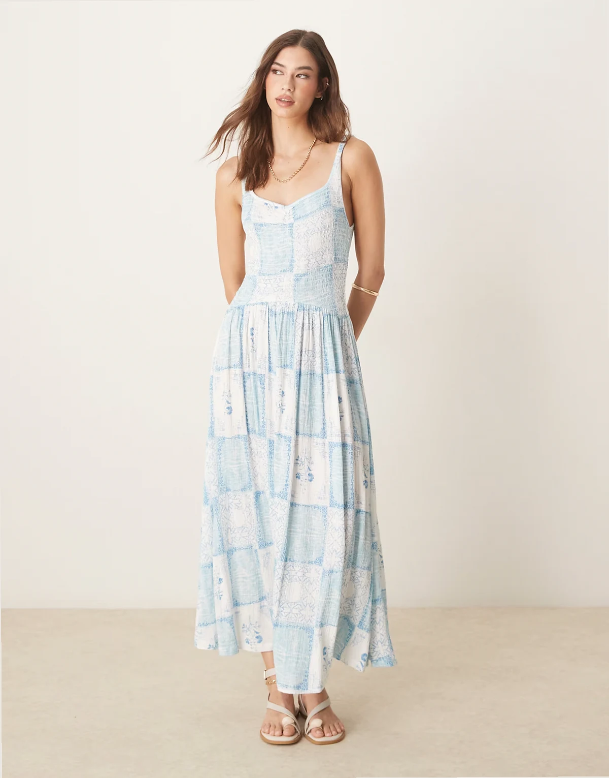 – Midikleid in Blassblau mit Kräuselstruktur, Herzausschnitt und Postkarten-Print