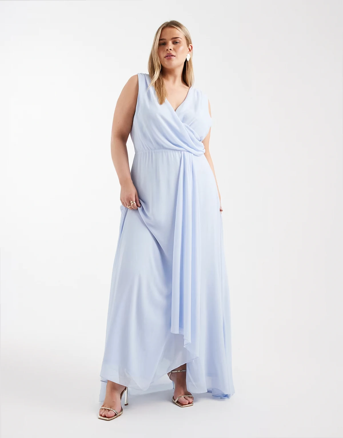 Bridesmaid – Błękitna, szyfonowa sukienka maxi z kopertową górą i drapowaniem