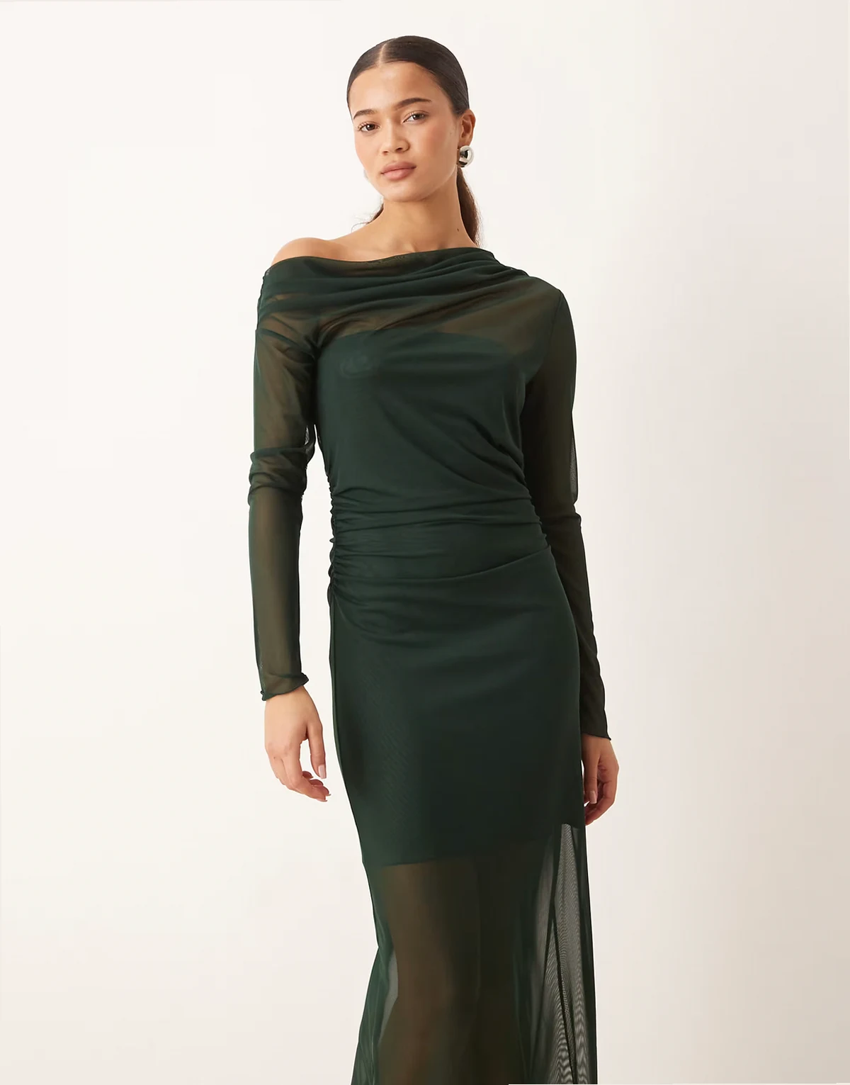 – Asymmetrisches, langärmliges Maxikleid in Tannengrün