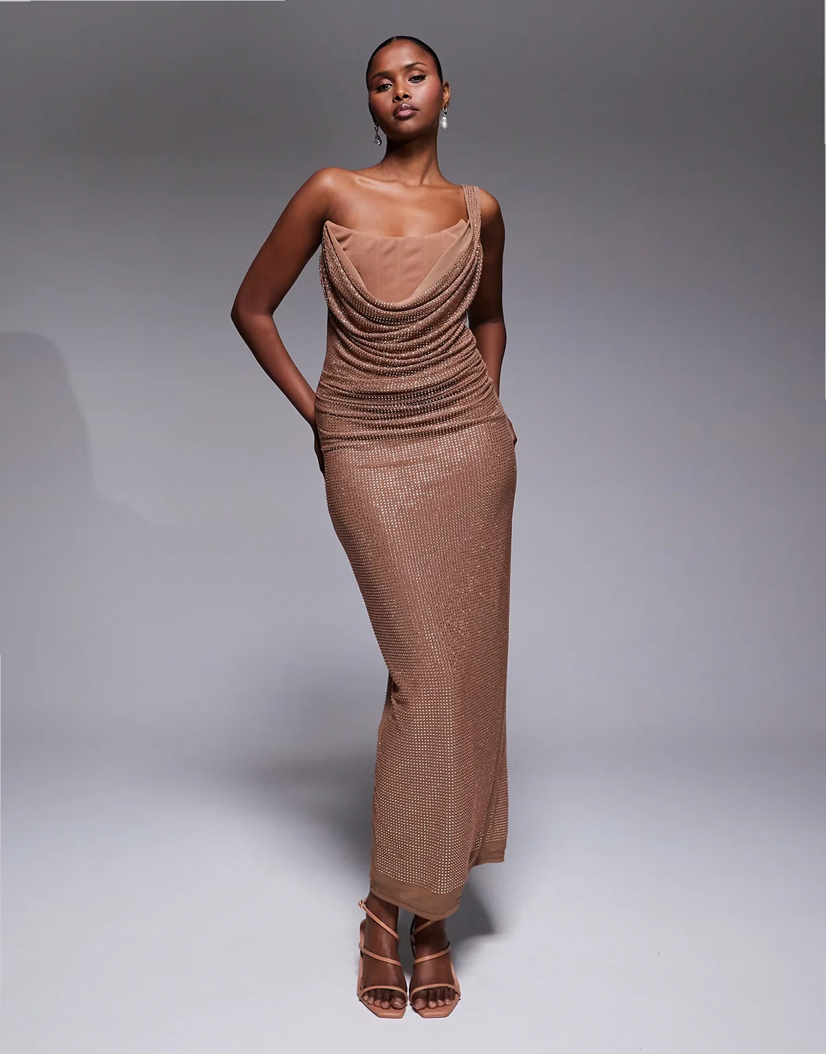 – Krishna – Brązowa sukienka maxi z drapowanym dekoltem i zdobieniem strasami
