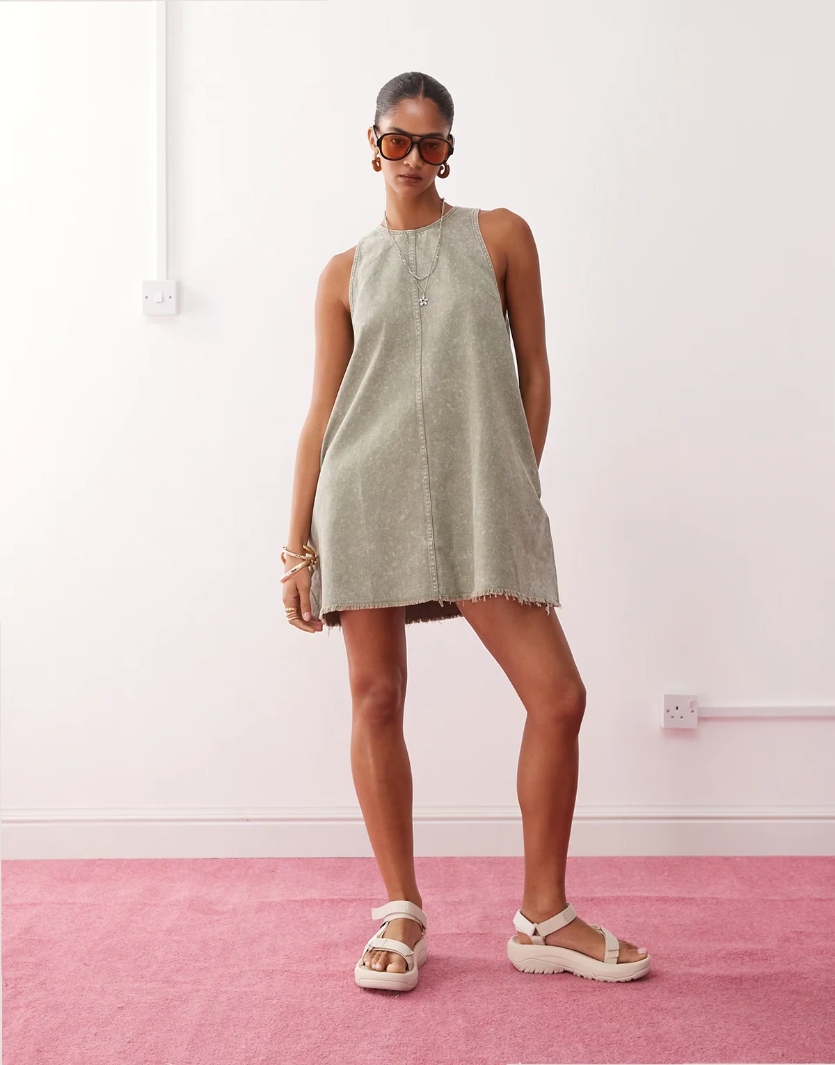 – Ärmelloses Minikleid mit A-Linien-Schnitt und ausgefranstem Rand in Khaki