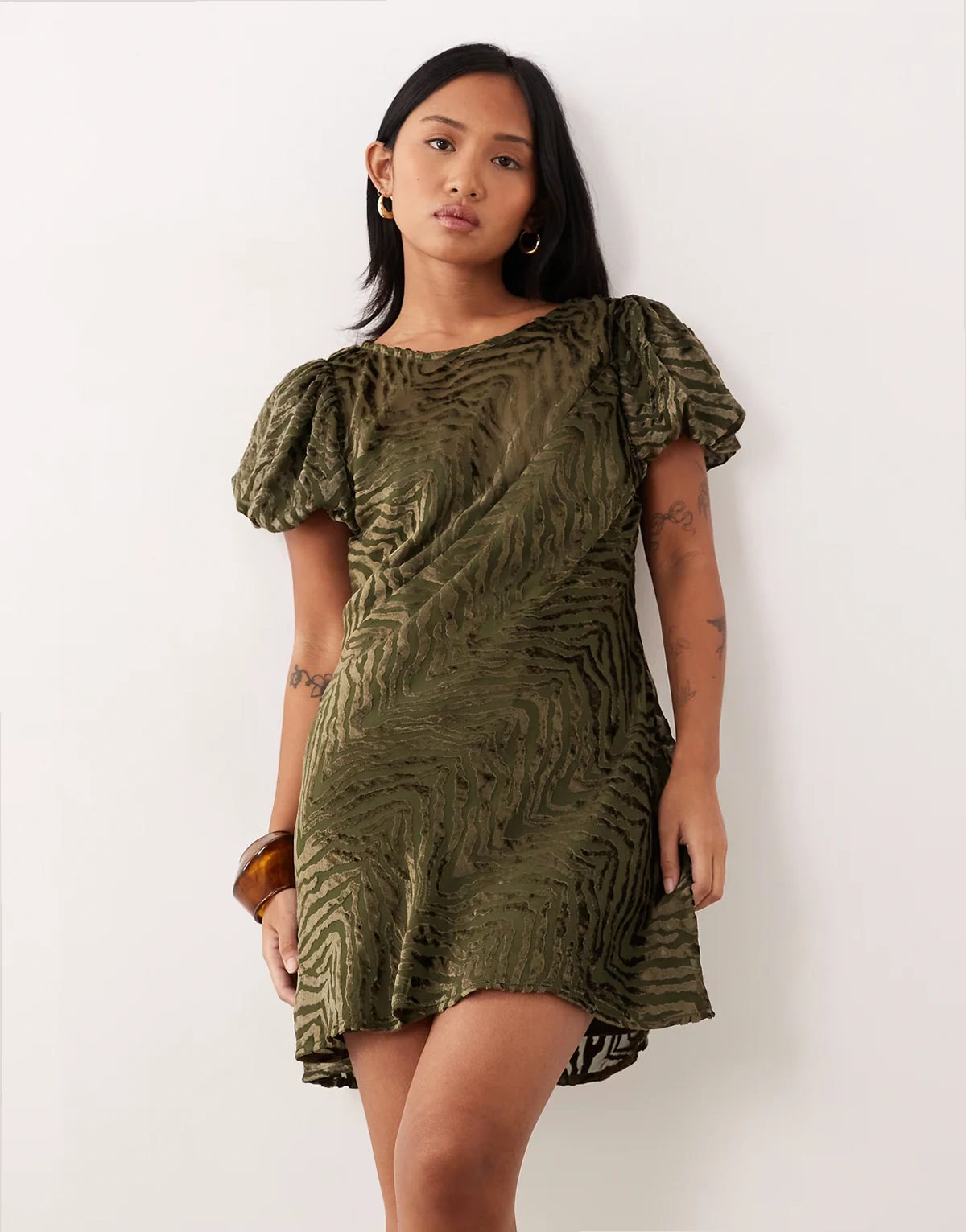 ASOS DESIGN Petite – Minikleid aus Ausbrennersamt in Olivgrün mit Animalprint und Puffärmeln