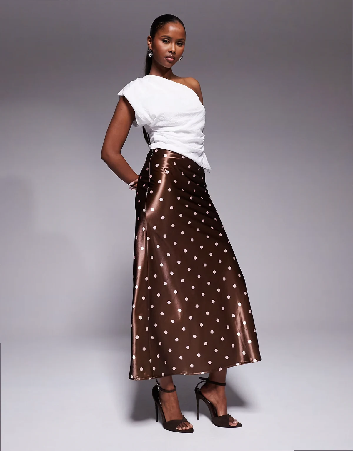 London – Satin-Maxirock in Schokobraun mit rosa Polka-Dots