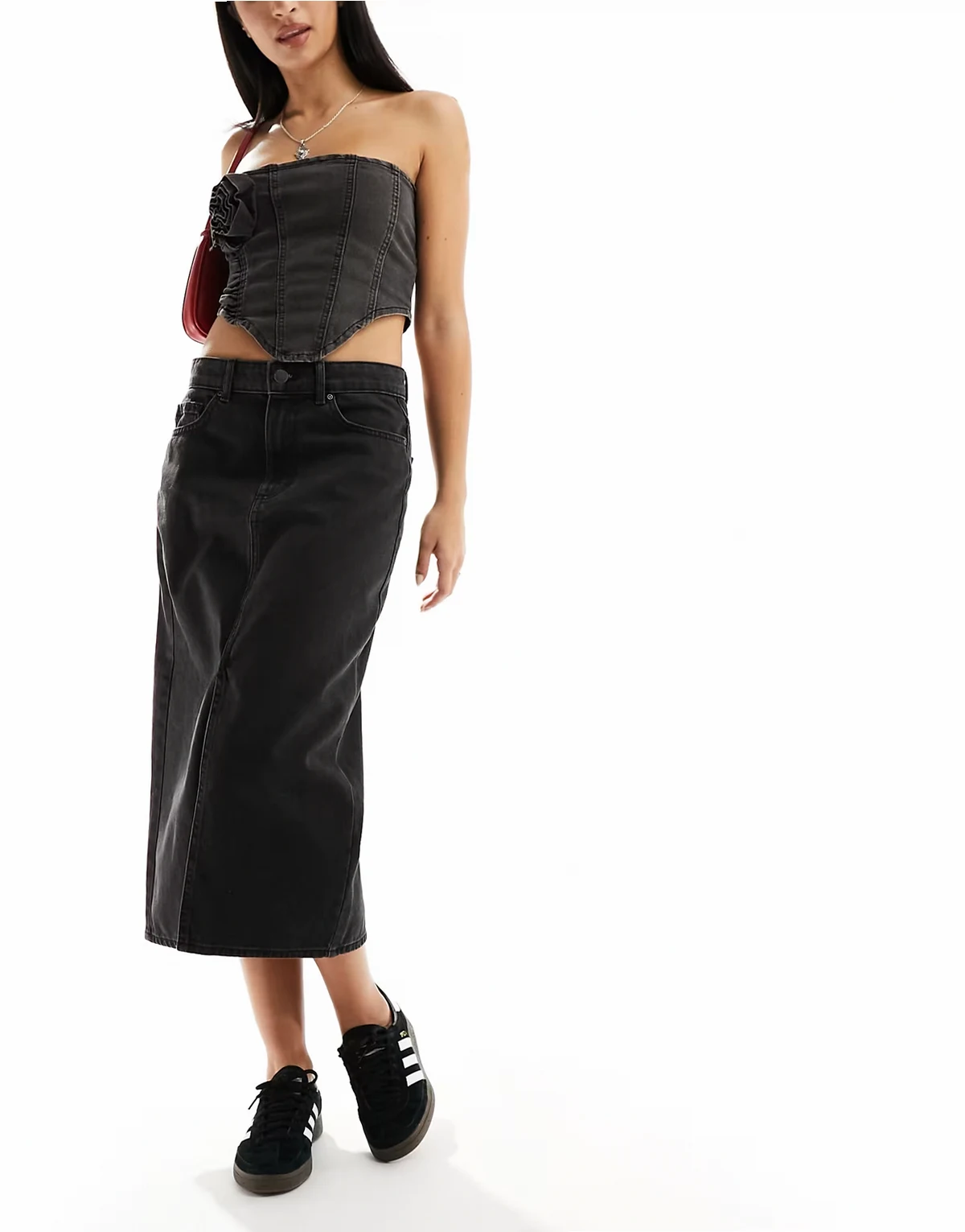 – Midirock aus Denim in verwaschenem Schwarz mit Schlitz vorne