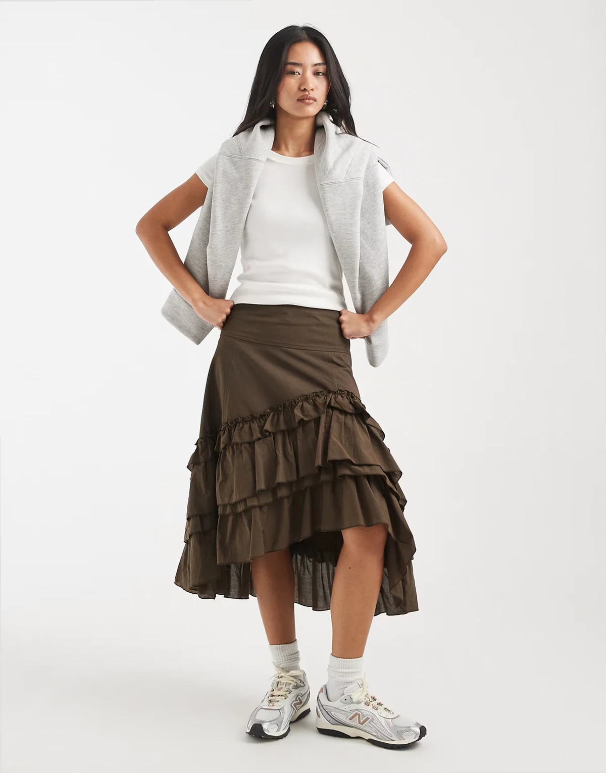 – Brązowa asymetryczna spódnica midi z falbanką