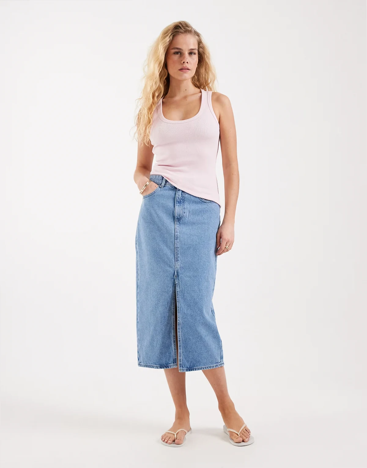 – Midi-Jeansrock in Hellblau mit Schlitz vorne