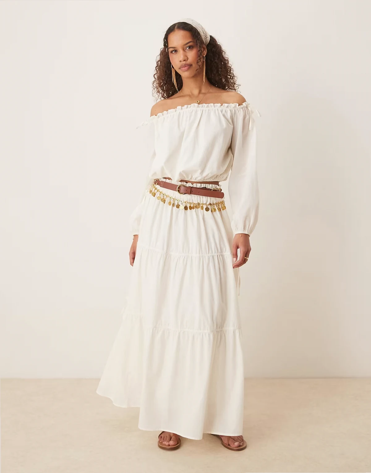 – Wiązana z boku warstwowa zamszowa spódnica maxi w stylu boho w kolorze ecru