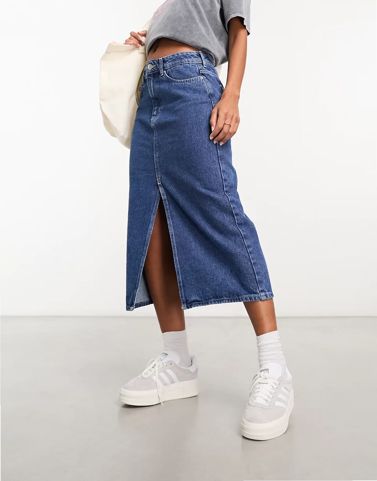 – Midi-Jeansrock in Mittelblau mit Schlitz vorne