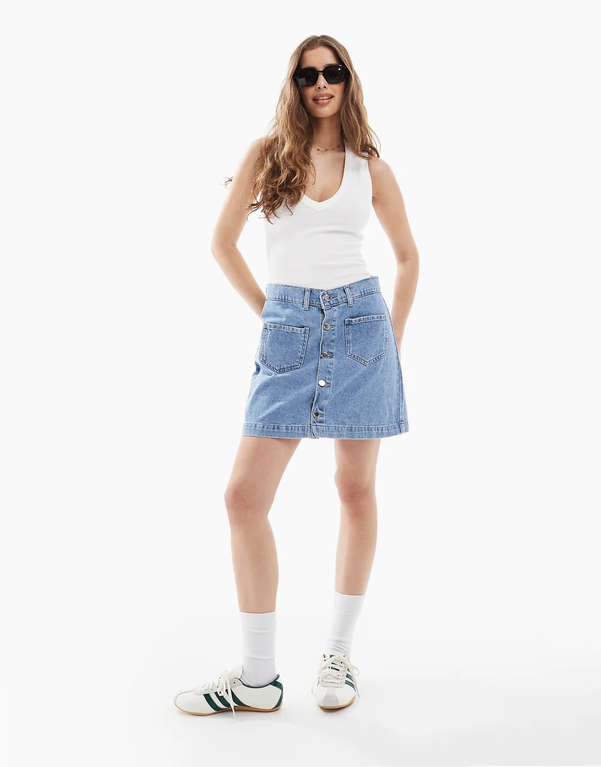 – Kurzer Jeansrock in verwaschenem Hellblau mit Taschendetail