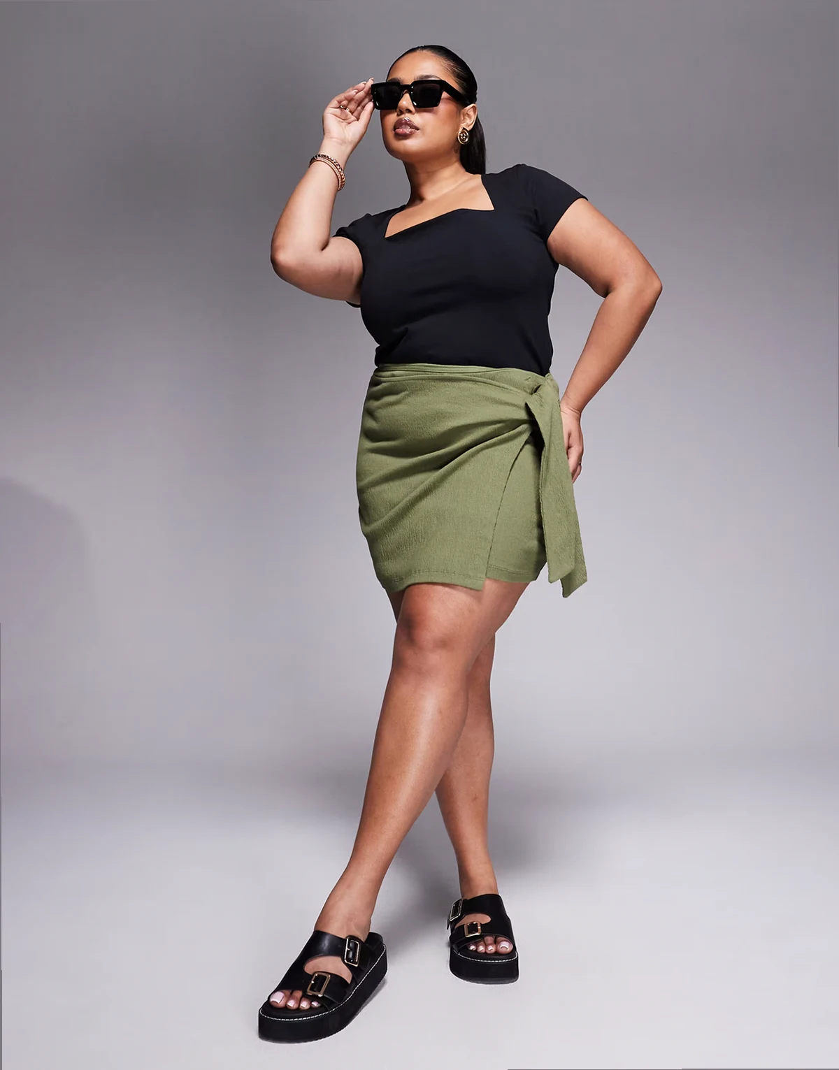ASOS DESIGN Curve – Marszczona wiązana po bokach spódnica mini w kolorze khaki
