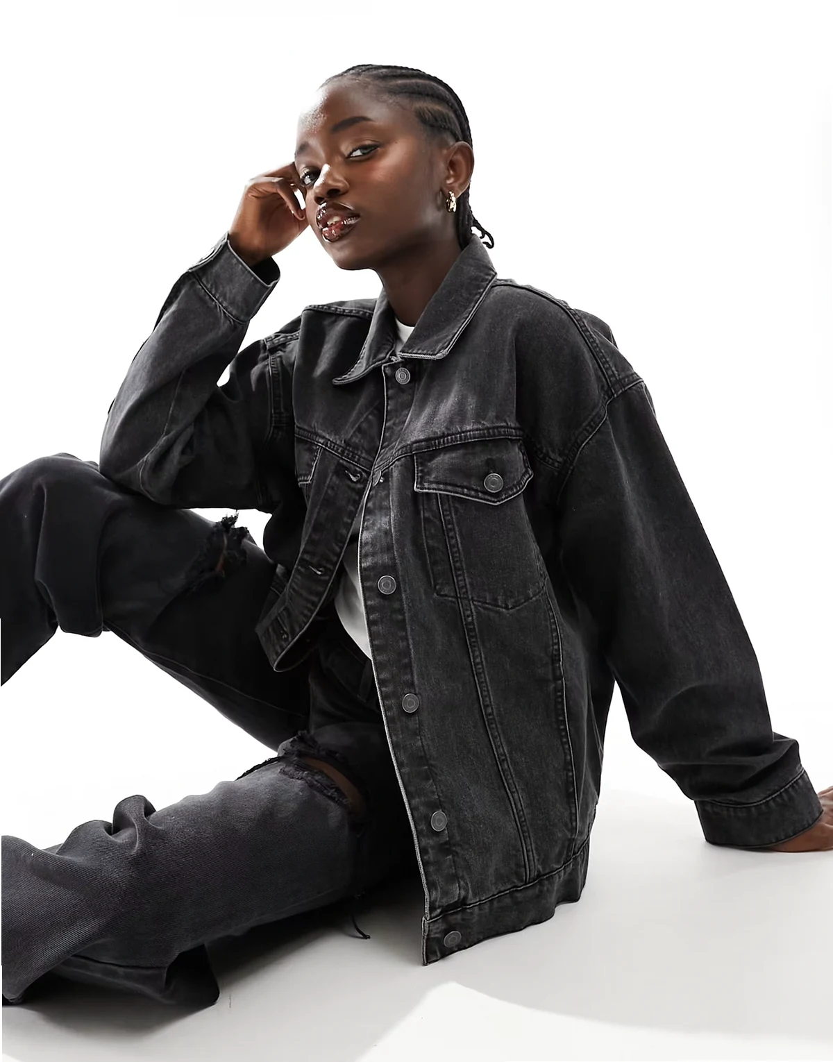 – Czarna kurtka jeansowa oversize w stylu lat 90.