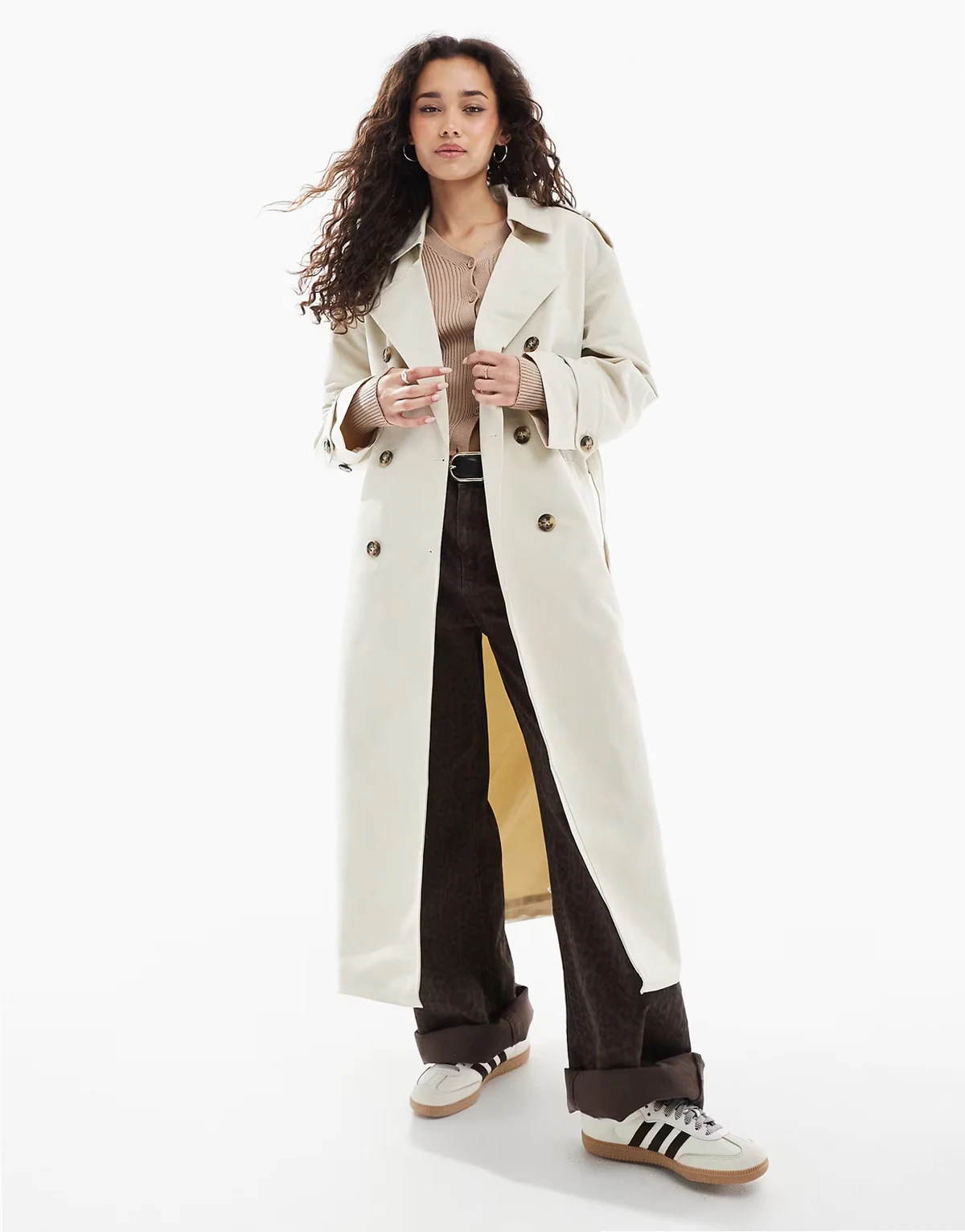 – Langer Trenchcoat in Hellbeige mit Bindegürtel