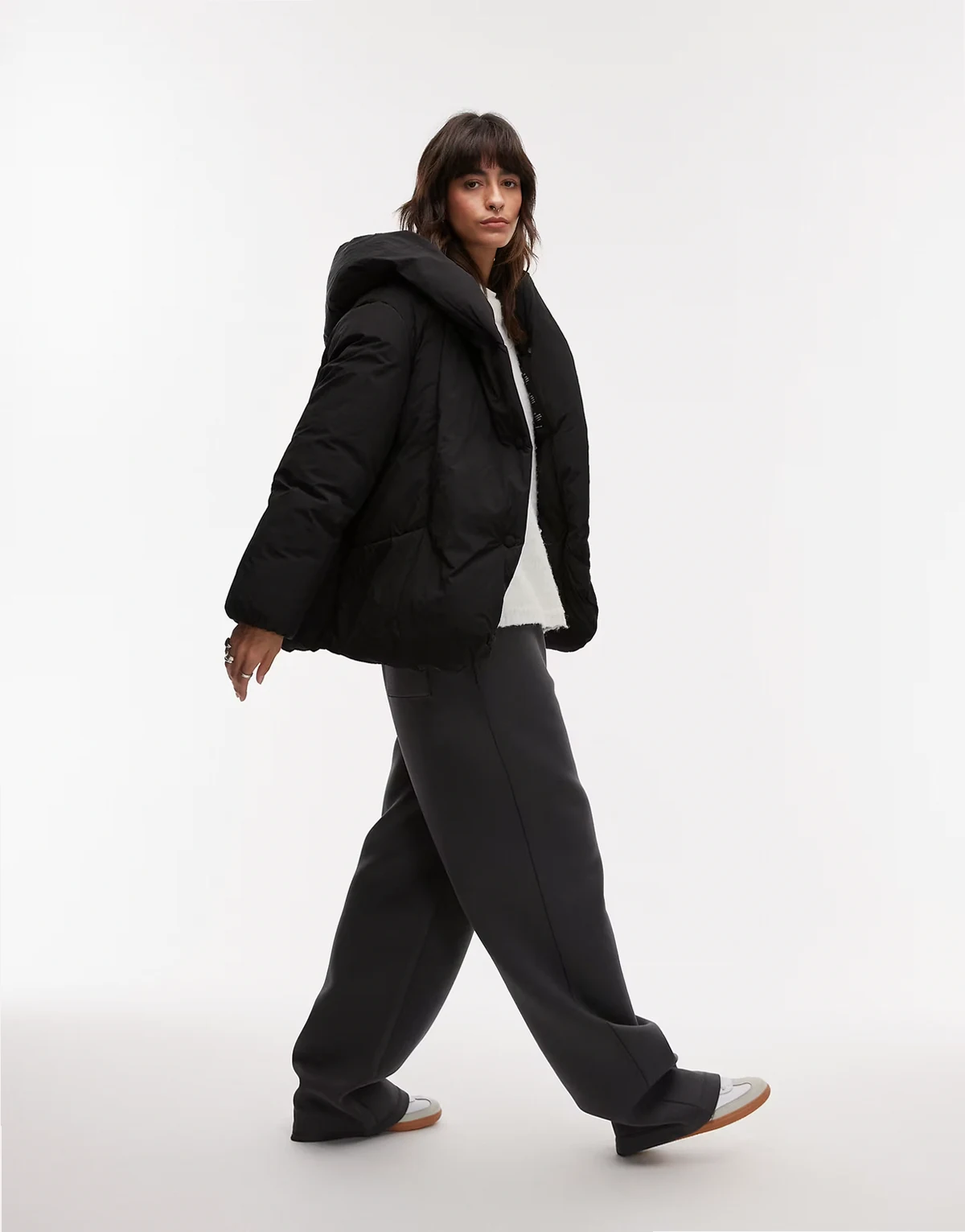– Oversize-Puffermantel in Schwarz mit lockerem Schnitt und Kragen